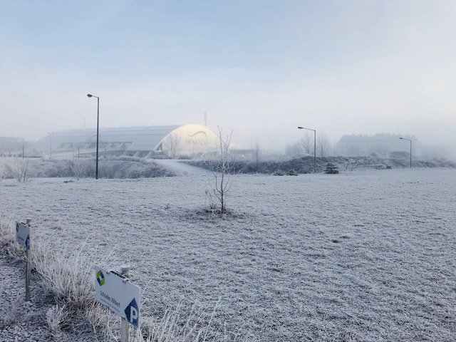 Kalte Schönheit: Die Arena Nova im gefrierenden Nebel.