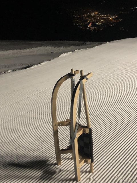 Im Hintergrund sieht man den Innsbrucker Flughafen.