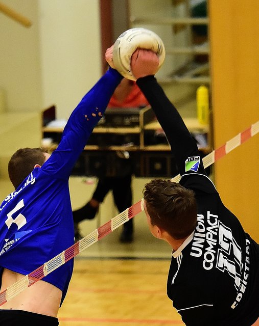 Wenn ein normalerweise harter Faustball zusammengequetscht wird wie ein weicher Ball, dann weiß man,welche Kräfte in einer solchen Blocksituation entstehen - hier beim Final3 in Freistadt beim Spiel um den Finaleinzug!