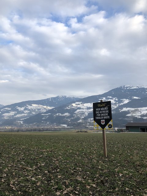 Finde das eine wunderschöne Idee... Damit mal wieder mehr bewusst wird, dass wir unsere wunderbare Natur schützen muss!!! Entdeckt auf einem Getreidefeld in Mils!  