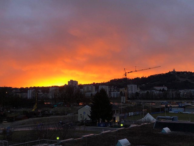 Der stürmische Wind zauberte am Montagabend einen besonders spektakulären Sonnenunterang über die Dächer der Stadt.