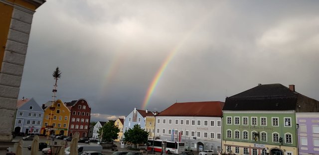 Wolken, Regen, Sonnenschein: das Wetter in den vergangenen Tagen war für uns Menschen nicht gerade prickelnd, für die Bildung von Regenbögen aber perfekt. Bei guten Bedingungen bildeten sich an mehreren Orten kräftige Regenbögen, die oft von einem schwächeren Nebenregenbogen mit umgekehrter Farbfolge begleitet wurden. So wie hier in Obernberg am Inn. Aufgenommen hat diese beeindruckende Stimmung Friseurmeister Karl Eder.
