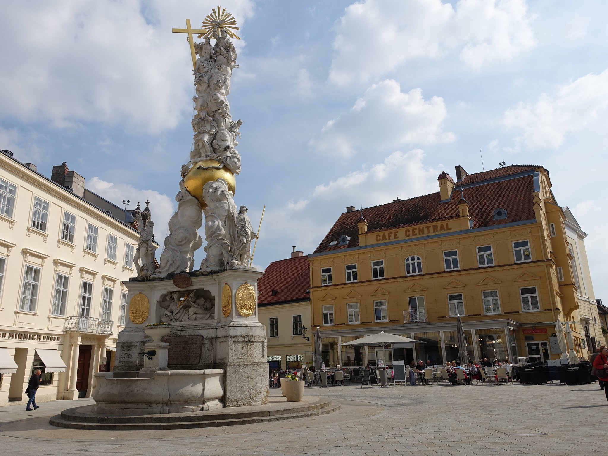 Einmal rundum die Dreifaltigkeitssäule in Baden bei Wien ... Details im ...