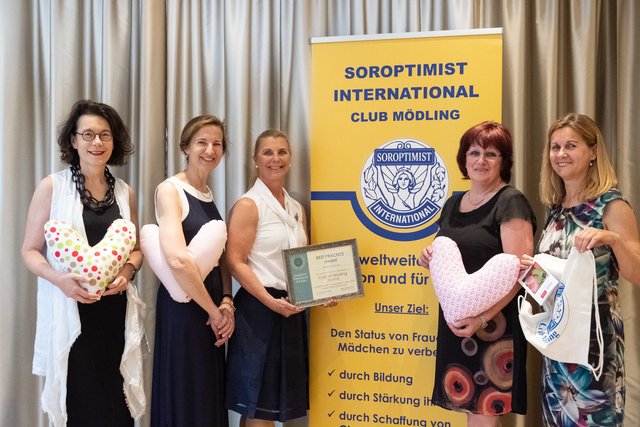 Marcella Sigmund-Graff überreicht die Urkunde zum Best Practice Award an Sabina Gurresch-Kainz, Brigitte Alphart (SI Club Mödling), Martha Chalupsky und Elisabeth Tetzlaff (Lehrkräfte an der HLM-HLP Mödling, in Vertretung der fleißig Herzkissen- nähenden Schülerinnen) | Foto: Ulrike Strelec