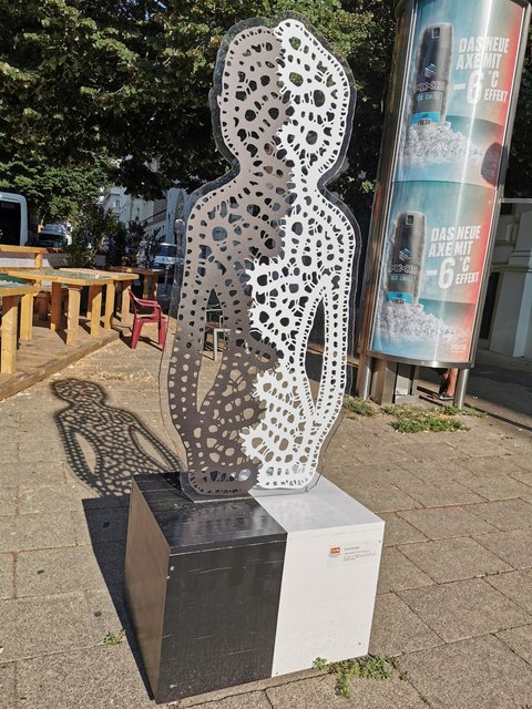 Dieses Kunstwerk wurde noch vor der Eröffnung des Skulpturengartens in der Barnabitengasse zerstört. Täter konnten bislang keine ausgeforscht werden. Doch die Künstlerin lässt sich nicht aufhalten. Nun erstrahlt das Werk erneut auf dem Platz vor dem Haus des Meeres.  | Foto: Lreis