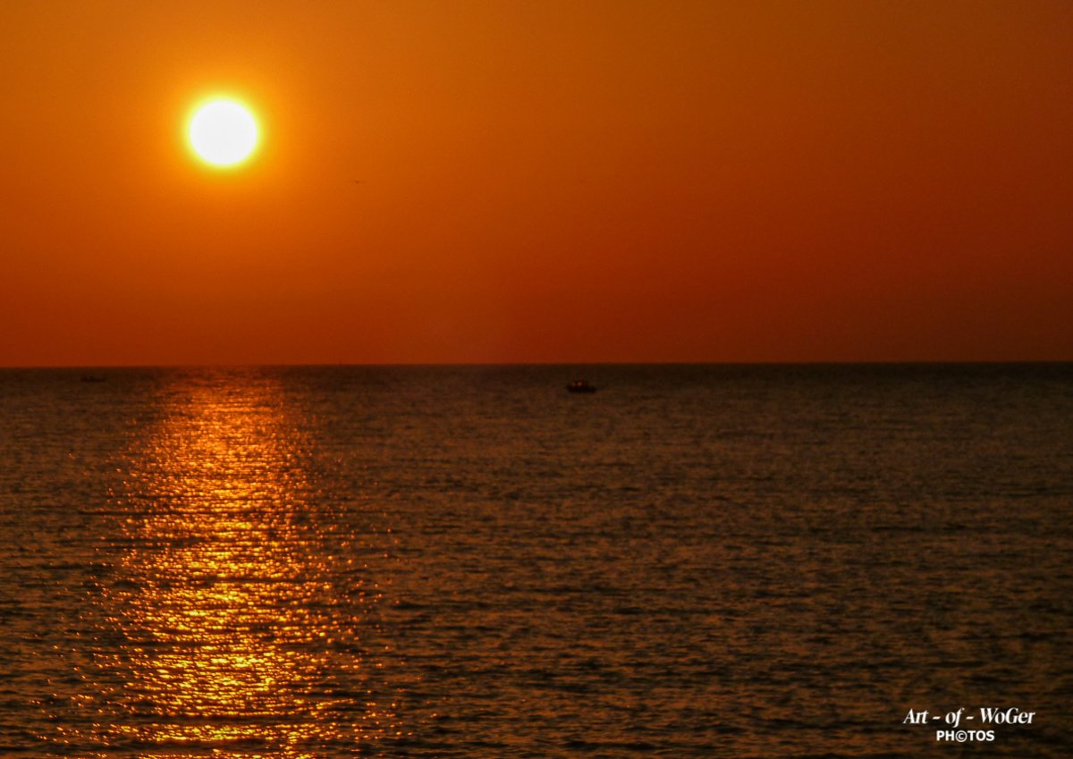 So Golden Die Sonne Im Juli Strahlt So Golden Sich Der Weizen