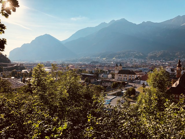Ein wunderschöner Sommertag und Blick auf Innsbruck vom Panorama-Museum. 