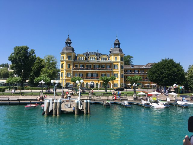 Ein Schloß am Wörthersee von der Thalia aus gesehen