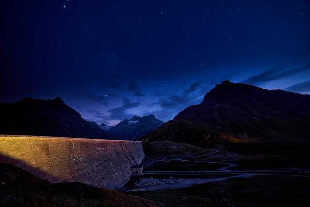 Eine Nachtaufnahme des Silvretta Stausees