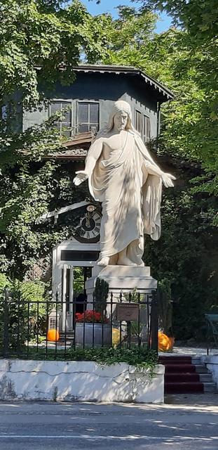 Gegenüber dem 1. Tor des Wiener Zentralfriedhofs, auf der Simmeringer Hauptstraße 283, befindet sich das Schloss Concordia. Die „Kleine Oper Wien“, wie das urige Schlössl auch genannt wird, war in seiner ursprünglichen Nutzung das Kontor des k.u.k Hofsteinmetzunternehmens Sommer & Weniger, das sich auf die Herstellung monumentaler Steinfiguren spezialisiert hatte.
Diese Kunstfertigkeit fand natürlich auch bei der Errichtung des Schlössls im Jahre 1881 ihre Entsprechung. Schon beim Eingang fordert eine überlebensgroße Christusstatue die Besucher auf innezuhalten.
Folgt man dieser Einladung, sollte man einen genauen Blick auf die riesige Uhr über dem Eingang werfen. Hier steht die Zeit nämlich im wahrsten Sinne des Wortes „still“. Genauer gesagt immer auf „5 vor 12“ - ein metaphorischer Hinweis auf die wechselhafte Geschichte der Menschen.
Nach langem Leerstand wurde das Concordia Schlössl 1988 von Friedrich Falkner renoviert und in einen Gastronomiebetrieb übergeführt. Den Beinamen „Kleine Oper Wien“ verdankt das Schlössl diversen Salon- und Arienabenden, die ab 1988 in unregelmäßigen Abständen angeboten wurden. In den letzten Jahren wurde das Schlössl behutsam renoviert und entwickelte sich – wohl auch wegen des großzügigen Gastgartens – immer mehr zum Ausflugslokal.