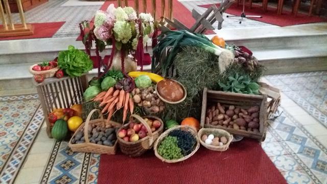 Beim Erntedankfest soll uns bewußt werden welche vielfalt an an Obst und Gemüse uns die Natur schenkt.Deshalb sollten wir dankbar dafür sein.