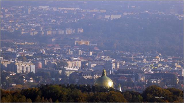 Sogar von der Jubiläumswarte aus ist die Kirche am Steinhof zu erkennen