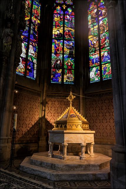 Die Taufkapelle in der Votivkirche: Achteckiger Taufstein aus ägyptischen Marmor (Alabaster) aufgestellt. Die Säulen sind mit den Statuen der heiligen Märtyrer Katharina von Alexandrien, Laurentius von Rom, Barbara von Nikomedien und Stephanus geschmückt. Ursprünglich war in dieser Kapelle die Tumba des Grafen Niklas Salm aufgestellt. | Foto: ©Sylvia S.