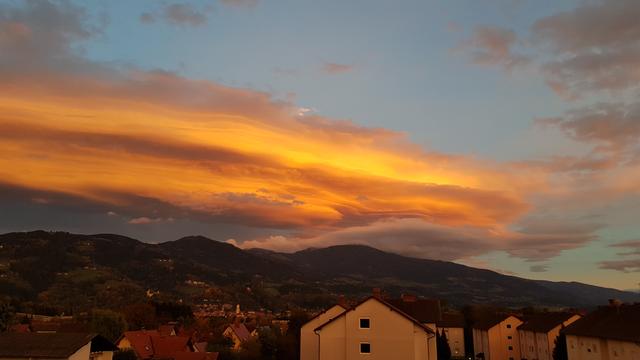 Die untergehende Sonne bringt die Wolken über der Koralpe zum Glühen. | Foto: Johannes Kreuzer 