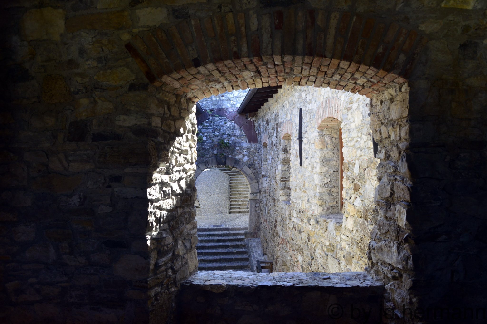 Wer kennt diese Mauern