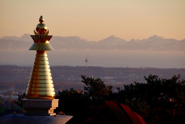 Stupa am Linzer Freinberg mit Alpenblick kurz vor Sonnenuntergang. | Foto: Baumgartner/BRS