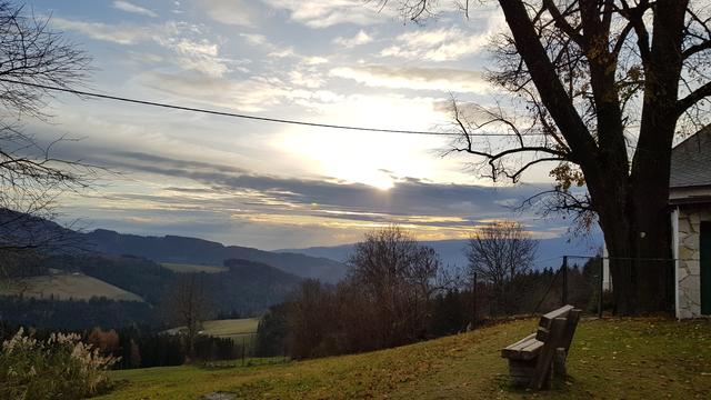 Bevor die Sonne hinter dem Horizont verschwand, blinzelte sie noch einmal kurz hinter den Wolken hervor. | Foto: Johannes Kreuzer 