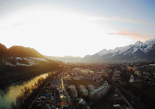 Sonnenuntergang über den Bäumen auf der Gugainsel.
Mit Schneeweißen Bergspitzen. | Foto: Daniel Wind