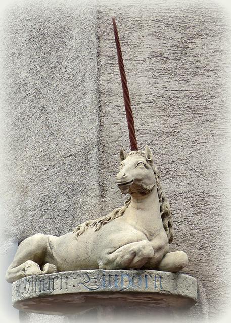 1090 Wien,  Liechtensteinstrasse 74   
An dieser Stelle stand von 1794 bis 1962 das Haus "Zum Blauen Einhorn" in dem 1823 Nikolaus Lenau wohnte. Hermito von Doderer, mit Lenau verwandt, lässt das Hauszeichen in seinem Werk "Die Strudelhofstiege" für die Begegnung der Romanfiguren schicksalhaft werden.