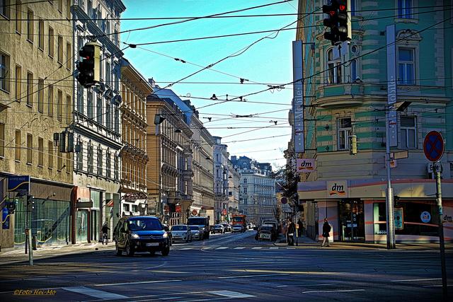 Die Leitungen habe ich bewußt nicht weggemacht, es sieht da einfach so aus, fahren ja auch so einige Straßenbahnlinien durch. 