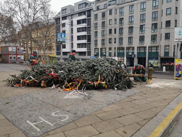 Auch in Mariahilf ist Weihnachten nun zu Ende. Der beliebte Kunst-Weihnachtsbaum wurde heute, Donnerstag 16. Jänner, gefällt.  | Foto: Lreis