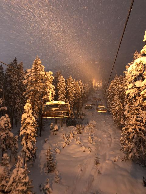 Schneefall beim Nachtskifahren