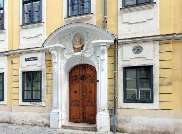Zum römischen Kaiser (8, Neudeggergasse 14), eines der künstlerisch bedeutendsten Vorstadthäuser Wiens, erbaut 1777, mit Fassade im josephinischen Plattenstil und originaler Holztür in Rokokoformen (über dem Toreingang in Nische Büste Josephs II.); 1951/1952 restauriert. 