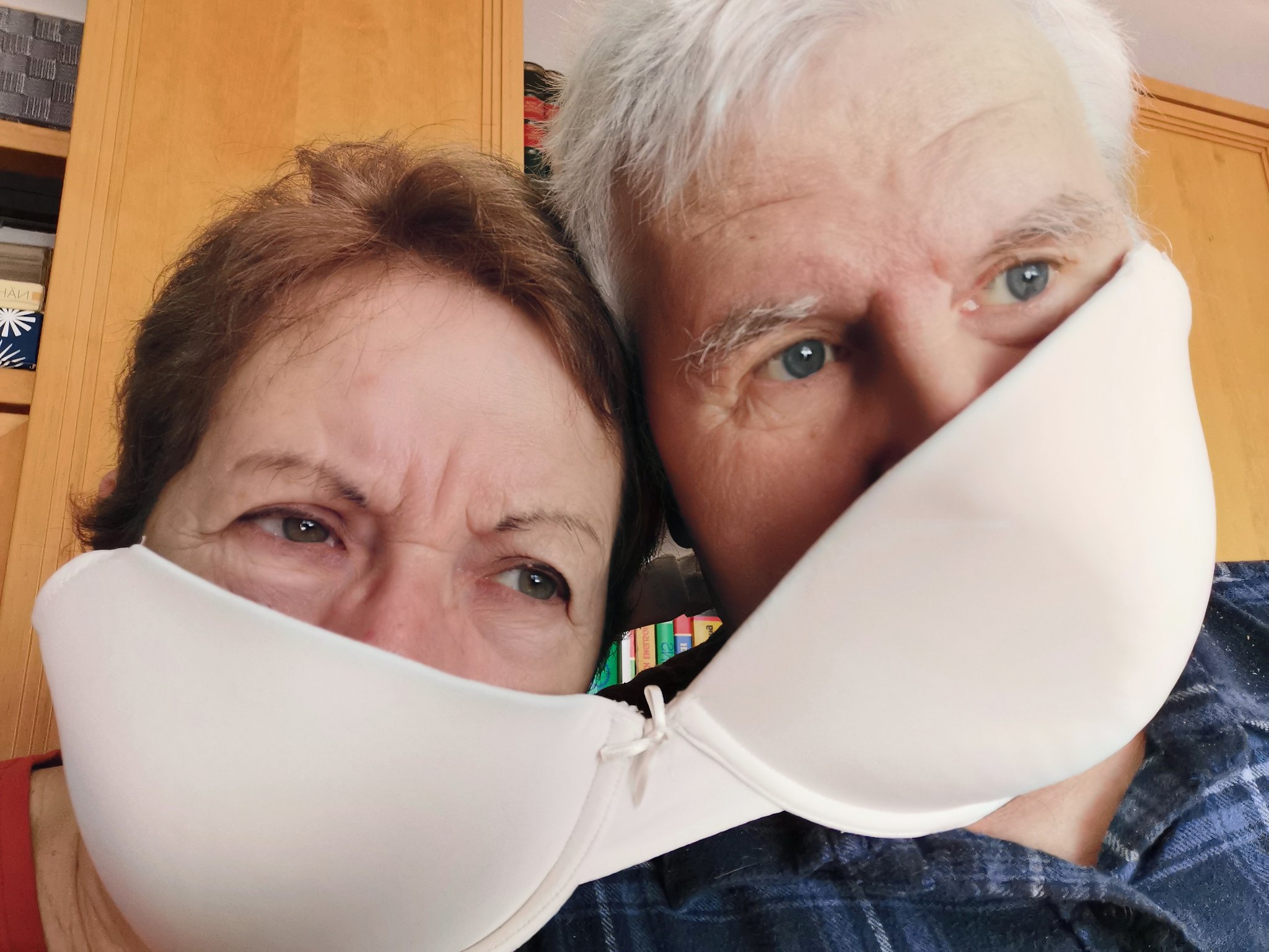 Gemeinsam lachen wir das Virus weg Gemeinsam lachen wir das Virus weg