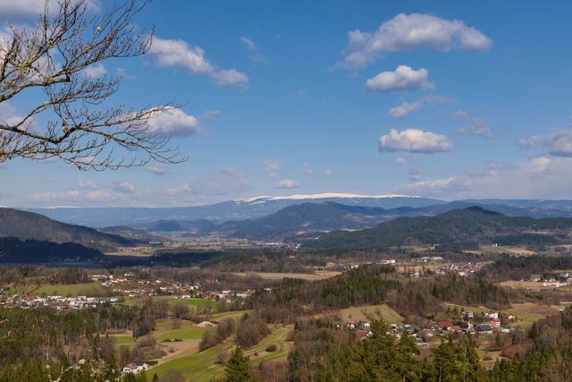 Blick vom gestrigen Spaziergang am Keuzbergl bis Launsdorf ( vor St. Veit) , den Magdalensberg und die Saualpe…..dahoam is a schön !!! 😃