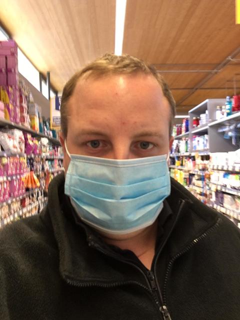 Der Ternitzer Stadtwächter Gerhard Zwinz auf Pirsch durch einen Ternitzer Supermarkt. – Wie es sich derzeit gehört natürlich mit Mundschutzmaske. | Foto: Zwinz