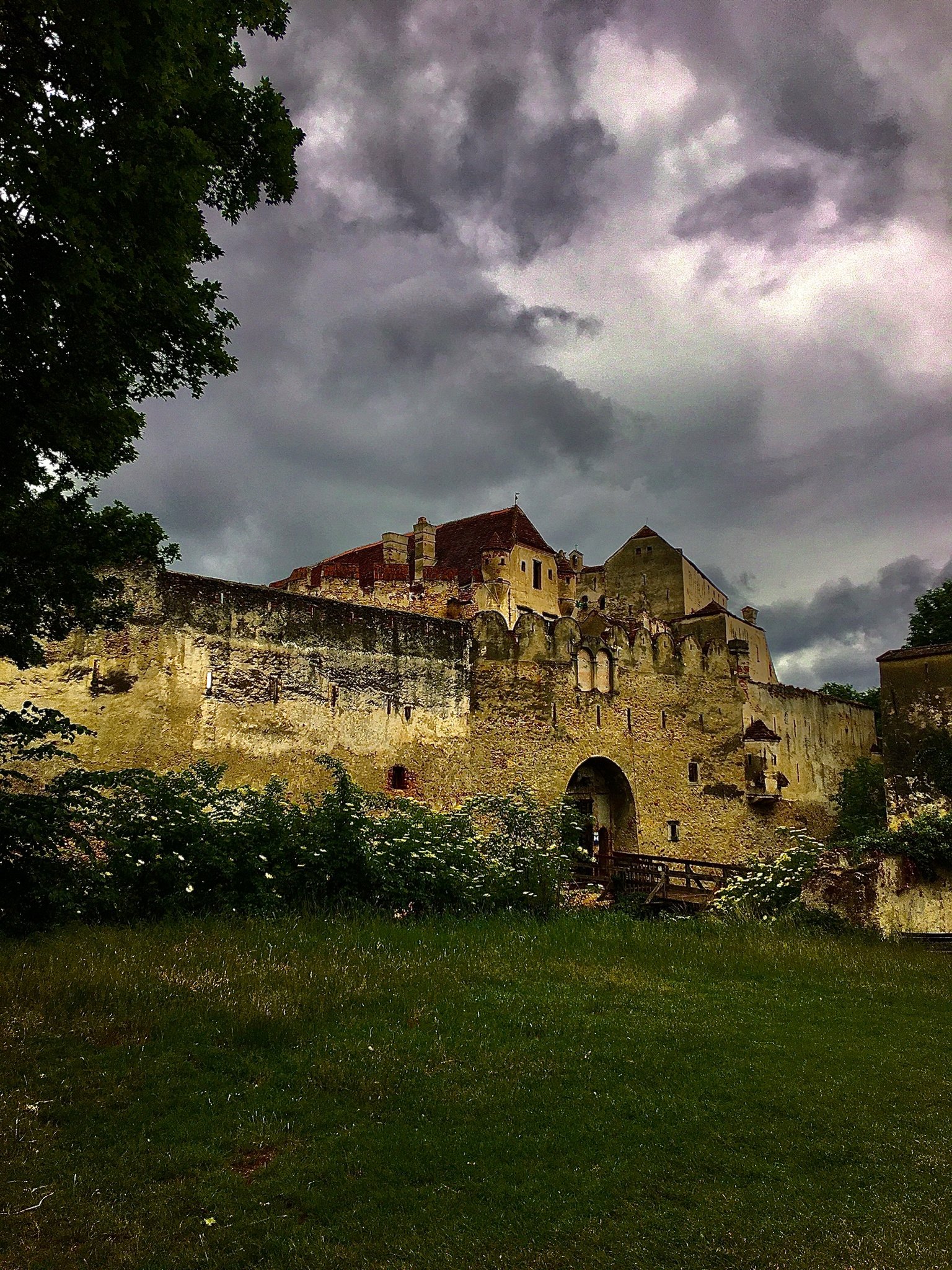 Burg Seebenstein im Regenmantel
