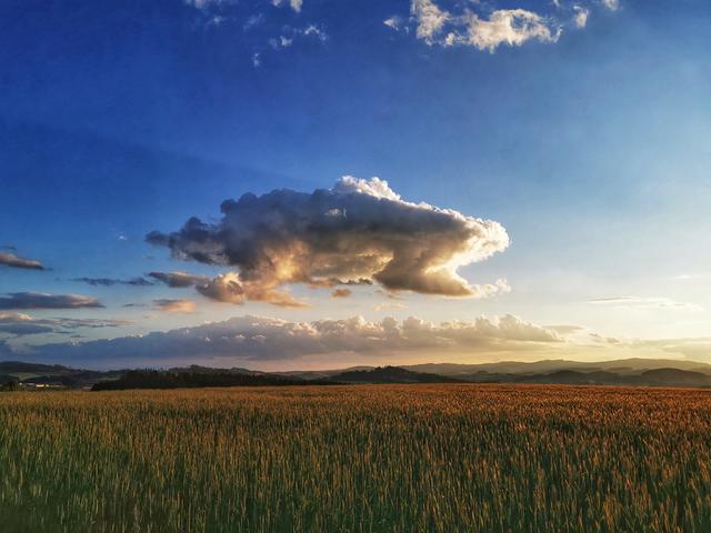 Wunderschöne Abendstimmung in Liebenstein mit einer froschähnlichen Wolke. 