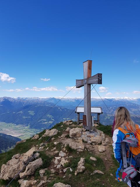 Das Besondere bei dieser Wanderung ist sicherlich das Gestein. Es besteht aus bunten, dezimetergroßen gerundeten Geröllen aus Kalk und Dolomit. Das Gestein wird als "Muschelkalk Konglomerat bzw. Uggowitz-Brekzie bezeichnet, und wurde in der älteren Trias (vor ca. 230 Mio. Jahren) gebildet. Das 44 m dicke Gestein baut den gesamten Gipfel der Kammleitn auf