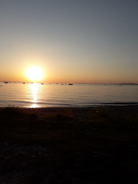 Die Sonne versinkt im See