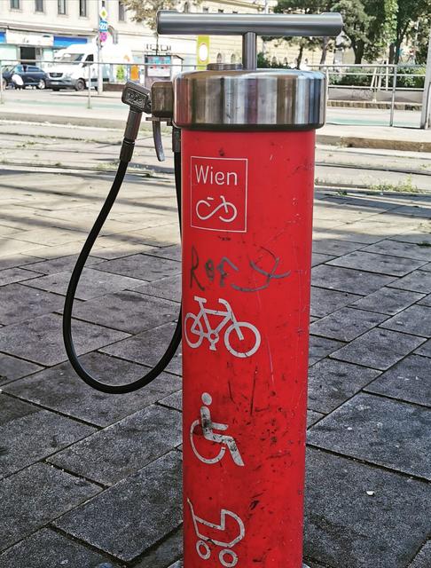 In Wien gibt es nicht nur Säulen mit Trinkwasser, sondern auch Säulen mit Luft für Räder aller Art.
Als Ergänzung zu Brunnhilde könnte die Luftsäule Luftwig genannt werden 😁

Diesen "Luftwig" entdeckte ich vor der Hauptbücherei am Urban-Loritz-Platz 