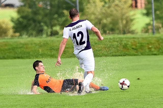 Ein Platzregen zur Halbzeitpause führte dazu, dass in Arnreit beim Derby gegen Union Julbach an manchen Stellen der Fußball zum Wasserball wurde!
