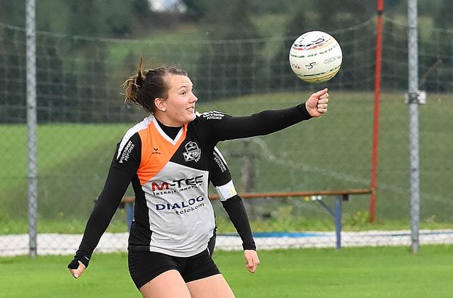 "Dreiarmige" Faustballspielerin in Arnreit ? Optisch scheint es so zu wirken, doch hinter Arnreits Angreiferin Katharina Gahleitner "versteckt" sich Arnreits Spielführerin Tanja Gahleitner.