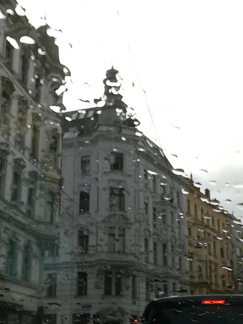 Als Beifahrerin im Auto habe ich trotz starken Regen  in der Josefstadt ein Foto gezaubert.