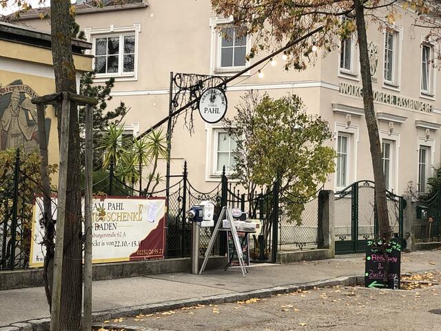Ganz ohne Heurigenbuschen geht es in unserer Gegend doch nicht. Die Urbanusschenke in der Habsburgerstraße hätte jetzt gerade ausg'steckt, sattelte aber auf ein Hol- und Lieferservice um, das seit 3. November laufend angeboten wird. Übrigens bieten viele Heurige ein derartiges Service an. 