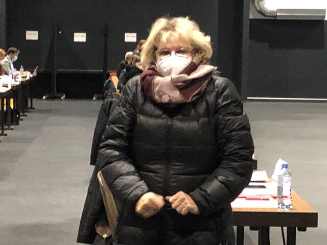 Kuschelig waren die Temperaturen in der Halle B in Baden am 17. November bei der Gemeinderatssitzung nicht. Das demonstriert hier eindrucksvoll SP-Stadträtin Maria Wieser | Foto: Stockmann