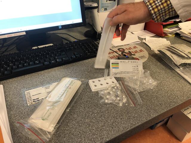 So sieht ein Antigen-Schnelltest-Kit aus, wie es am 12./13.12. bei den Massentestungen eingesetzt wird.

Es besteht aus einem 37cm langen Wattestäbchen, das so lang ist, damit unmittelbarer Körperkontakt vermieden werden kann. Das Stäbchen wird überwiegend in die Nase eingeführt um dort Sekret zu entnehmen. Der watteteil des Stäbchens kommt danach in den kleinen Behälter und wird mit einer mitgelieferten Flüssigkeit beträufelt und verschlossen. Nach einigen Minuten zeigt sich die Reaktion. In Apotheken sind die Test auch erhältlich (jedoch sehr knapp). Die Großpackungen werden von Ärzten und Firmen gekauft (20 Stück um ca 260 Euro), es gibt auch Einzelpackungen (ca 16 euro). Die Abstriche müssen fachkundig von medizinisch geschultem Personal durchgeführt werden. 

Schon bald könnten Schnelltests auf den Markt kommen, mit denen man sich selbst daheim testen kann.

Gezeigt hat uns das Testkit die Landschaftsapotheke in Baden. | Foto: Stockmann
