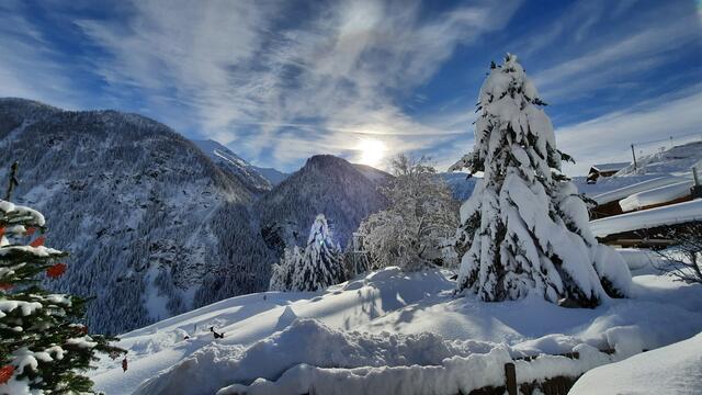 Erste Sonnenstrahlen nach den gr Schneefällen im Dez. 2020