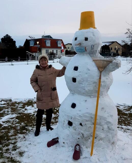 Evelyne Dolezal aus Bad Vöslau schickte uns diese Aufnahme von ihrem Corona-Schneemann. Und "Baumaterial" wurde heute Nacht vom Himmel nachgeliefert...  | Foto: Dolezal