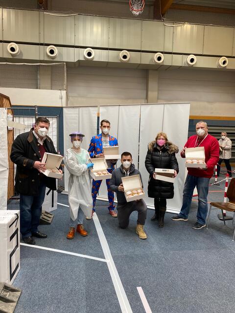 Am Rosenmontag stellte sich die SPÖ-Baden mit einem kleinen Dankeschön beim Corona-Test-Team in der Halle B ein. Die StadträtInnen Maria Wieser und Markus Riedmayer überbrachten frische Krapfen und erkundigten sich, ob es weitere Köstlichkeiten braucht, die zum Wohlbefinden des Test-Teams beitragen könnten. So wird eine Kaffeespende folgen!
Am Foto gemeinsam mit StRin Wieser und StR Riedmayer sind Teile des Test-Teams, der Zivilschutzbeauftragte der Stadt Baden, Michael Autin und Abteilungsinspektor i.R. Manfred Szumovski zu sehen. | Foto: SPÖ Baden