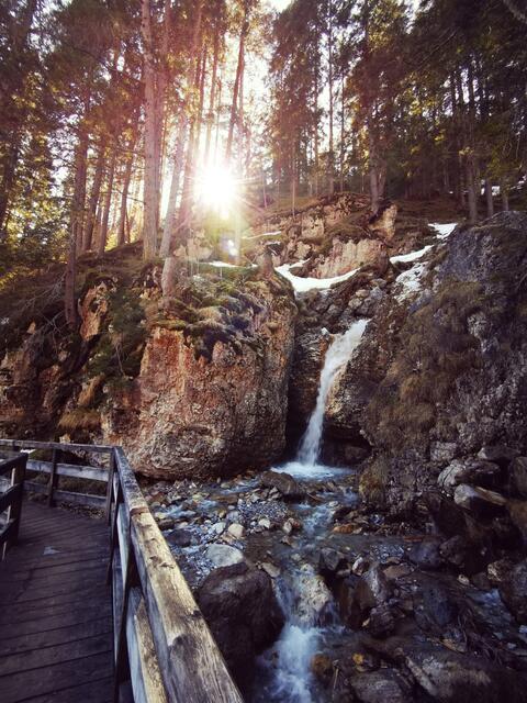 Die ersten Sonnenstrahlen am Sarntheinwasserfall in Trins genießen