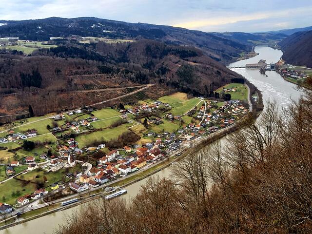 Blick vom Penzenstein auf Engelhartszell an der Donau!