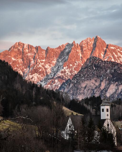 Hochtorgruppe im Abendrot und im Vordergrund die Haller Kirche