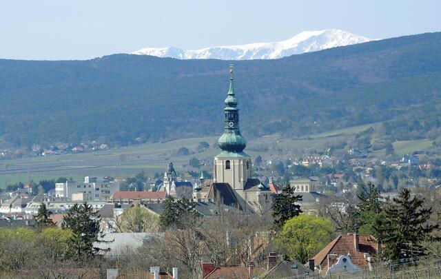 Vorübergehend war es in Baden frühlingshaft, doch vom Schneeberg winkte noch der Winter, der jetzt gerade auch wieder in die Ebenen zurückkehrt...
Werner Predota hielt dieses aussagekräftige Foto am 11. April fest.  | Foto: Werner Predota