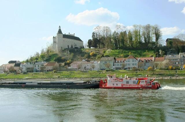 Ein Lastkahn mit Schubschiff unterwegs in Richtung Deutschland