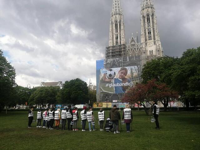 Interaktives Klassenzimmer, Glasergasse für Klima-und Umweltschutz unter Anleitung von der Sektion Ploggerei@Verein Plastic Planet Austria beim Tschickstummelsammeln im Votivpark und für die Verbreitung der Petition www.Zigarettenpfand.eu | Foto: Florian Zach, die Ploggerei
